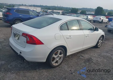 2013 Volvo S60 T5/T5 Platinum/T5 Premier/T5 Premier Plus z USA, uszkodzony, nr VIN YV1612FS1D2180461